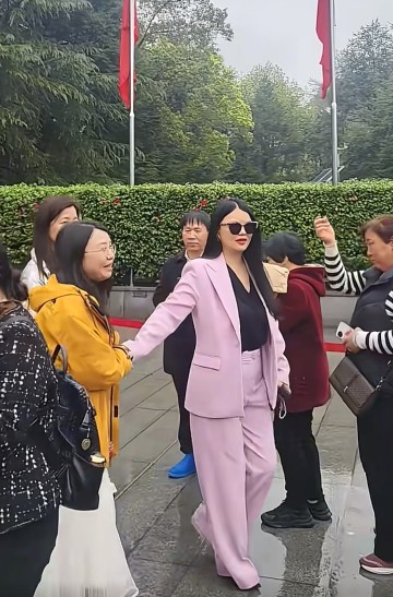 九游娱乐官方网站赔率高-王诗龄母女韶山献花！李湘大变样瘦了20斤 和女儿关系变冷没互动